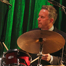 写真：ジョー・ファンズワース（Dr） Joe Farnsworth