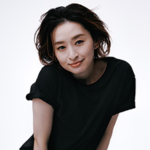 写真：島袋寛子（Vo）