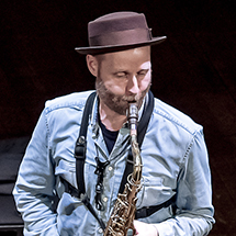 写真：ミカエル・ブリッチャー（Sax）