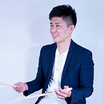 写真：長谷川ガク（Dr）