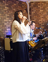 写真：Singer 良水 with 塩塚博