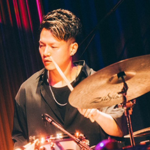写真：岡本健太（Dr）